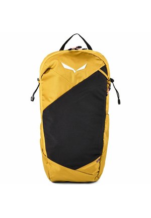 Sac à dos compact jaune et noir avec poignée supérieure, panneau avant diagonal, tirettes de fermeture éclair et petit logo blanc près du centre supérieur.