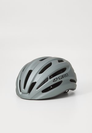 Cască de ciclism gri deschis cu un design aerodinamic elegant, având multiple fante de ventilare și logo-ul Giro pe lateral.