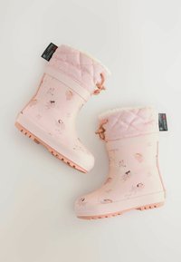 Roze waterdichte laarzen met fluffy bovenkanten, voorzien van een getailleerd ontwerp. Versierd met ballerina-patronen en textuur rubberen zolen.