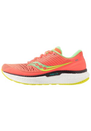 Chaussure de course corail éclatant avec doublure vert citron, semelle extérieure jaune, empeigne en mesh respirant et semelle épaisse blanche amortie estampillée PWRRUN+.