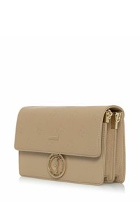 Beżowa skórzana kopertówka z wytłaczanym wzorem, złotą plakietką z logo, złotym okrągłym zapięciem oraz podwójnymi przegródkami na białym tle.