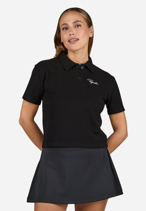 Polo shirt nera con colletto, maniche corte e tre bottoni. Presenta un logo del marchio ricamato in bianco sul lato sinistro del petto.