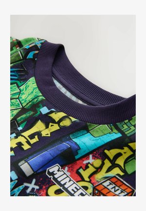 Īsām piedurknēm ar aplīša kakla izgriezumu T-krekls ar spilgtu Minecraft grafisku apdruku. Materiāli ietver audumu ar gludu tekstūru; tumši zils ribota apmale.