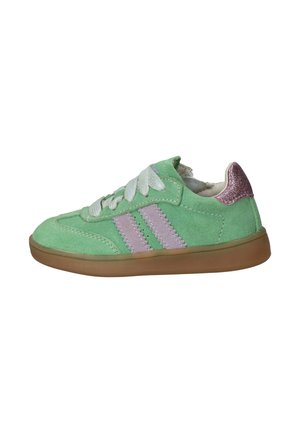 Groene suede sneaker met drie lichtpaarse strepen, witte veters en een glanzende roze accent op de hiel. Bruine rubberen zool.