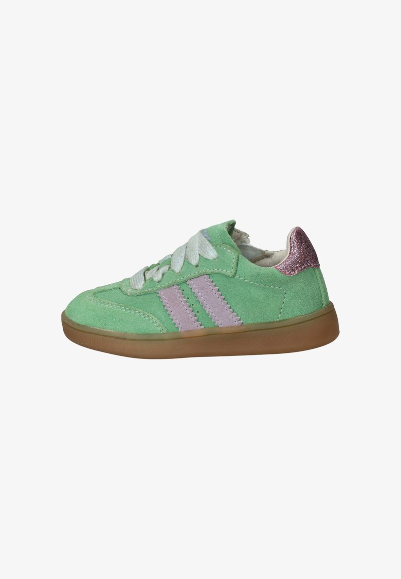 Groene suede sneaker met drie lichtpaarse strepen, witte veters en een glanzende roze accent op de hiel. Bruine rubberen zool.