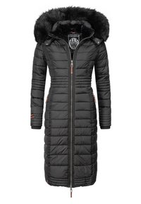 Zwarte gevoerde winterjas met een bontvoering in de capuchon, verticale stiksels, lange mouwen en een ritssluiting. Beschikt over zijzakken met bruine accenten.