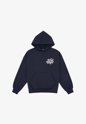 Granatowa bluza z kapturem, z kieszenią kangurką i białym stylizowanym logo "Wrst Bhvr" na lewej piersi.