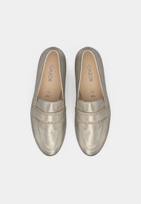 Metallikuldset värvi loafersid, millel on õmmeldud detailid ja sile tekstuur, ümara varbaosaga ja madala profiiliga disain. Suurus silt on nähtav.
