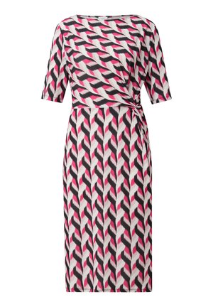 Gemustertes Kleid aus leichtem Stoff, mit einem pink-schwarzen-weißen Zickzackdesign, kurzen Ärmeln und einem geknoteten Taillendetail.