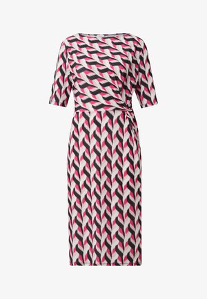 Gemustertes Kleid aus leichtem Stoff, mit einem pink-schwarzen-weißen Zickzackdesign, kurzen Ärmeln und einem geknoteten Taillendetail.