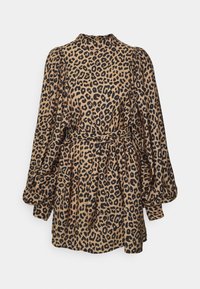 Šaty s leopardím potiskem v hnědé a černé barvě, s vysokým límcem, nabíranými rukávy a vázaným pasem, s jemnou texturou a volným střihem.