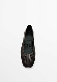 Massimo Dutti Baleriny z zapięciem