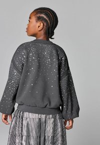 smALLSAINTS SCATTER DIAMANTE EMBELLISHED  CREW  - Mikina - charcoal grey