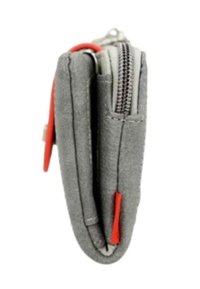 Graue Stoffbörse mit Reißverschluss, ausgestattet mit roten Akzenten und einem eleganten, gefalteten Design. Die Oberfläche hat eine glatte Textur.