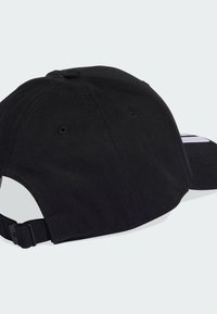 Gorra de béisbol negra con visera curva, hecha de tela texturizada, con una correa ajustable en la parte trasera y ojales de ventilación.