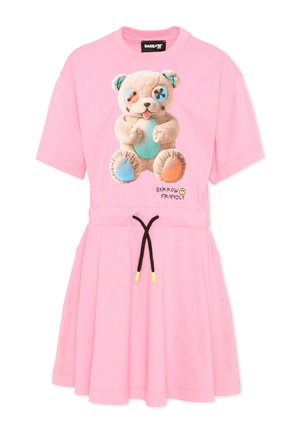 Vestito rosa a maniche corte con stampa di un orsacchiotto che presenta toppe colorate e coulisse nera in vita. Il testo recita "Barrow Friendly."