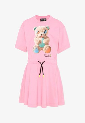 Roze korte mouwen jurk met een teddybeer afbeelding met kleurrijke patches en een zwarte trekkoord in de taille. De tekst luidt "Barrow Friendly."