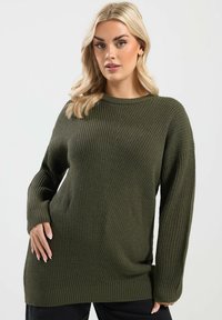 Dunkelgrüner, oversized gestrickter Pullover mit gerippter Textur, Rundhalsausschnitt und lässig geschnittenen Schultern. Lange Ärmel mit gerippten Bündchen.