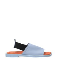 Lichtblauwe leren slip-on sandaal met zwarte elastische band, oranje inlegzool en gestructureerde lichtblauwe buitenzool. Minimalistisch ontwerp met open teen.