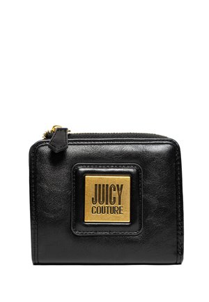Portafoglio in pelle nera con dettagli quadrati dorati recanti la scritta "JUICY COUTURE." Presenta una chiusura con zip e una superficie esterna testurizzata.