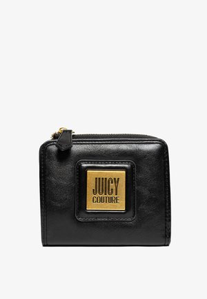 Portafoglio in pelle nera con dettagli quadrati dorati recanti la scritta "JUICY COUTURE." Presenta una chiusura con zip e una superficie esterna testurizzata.