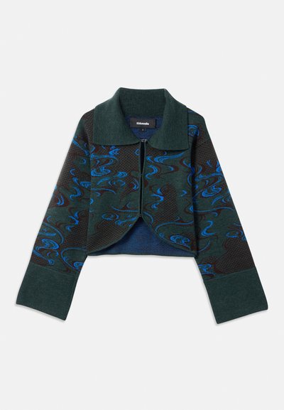 Tumed roheline lühike kampsun sinise keerduva mustriga, millel on krae ja tõmbluku sulgemine. Ribidega mansetid ja tekstuur on olemas.