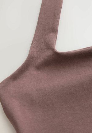 Brun stof med en glat tekstur, der har en bred udskæring og tykke stropper, hvilket indikerer et ærmeløst design.