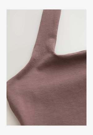 Brauner Stoff mit einer glatten Textur, ausgestattet mit einem weiten Halsausschnitt und dicken Trägern, die ein ärmelloses Design anzeigen.