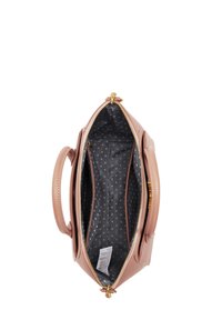 Růžová kožená kabelka se zipovým uzávěrem, dvojitými uchy a šedým podšívkou s puntíky. Obsahuje více oddělení pro organizaci.