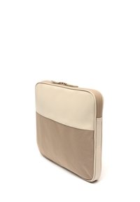 Laptop sleeve i beige og creme, med en glat topsektion og en tekstureret nederste sektion, med en lynlåslukning langs den øverste kant.
