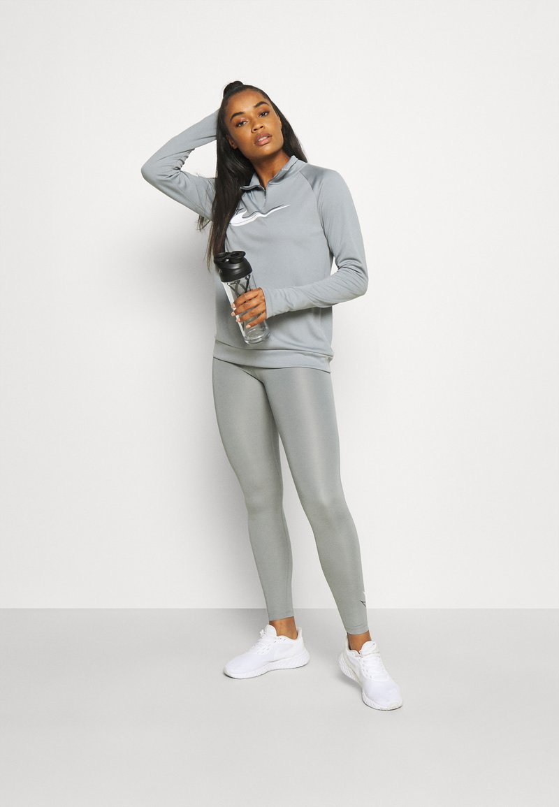 Damen Sportbekleidung | Nike Performance RUN Langarmshirt particle grey/white/grau - YE49072 Damen Sportbekleidung | Nike Performance RUN Langarmshirt particle grey/white/grau - YE49072