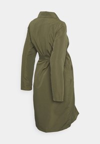 Khaki zelený kabát do poloviny lýtek s dlouhými rukávy, límcem, pasem s opaskem, bočními kapsami a hladkou texturou.