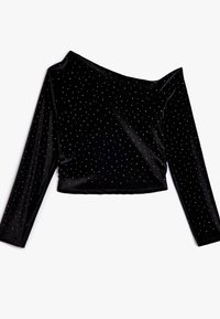 Top corto de terciopelo negro con mangas largas, diseño off-the-shoulder, adornado con tachuelas plateadas para acentuar y dar textura.