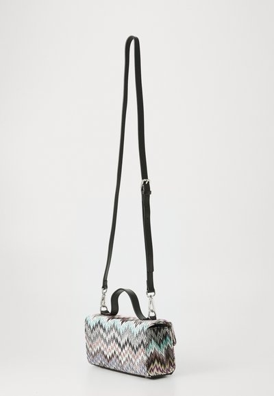 Borsa a tracolla con motivo a zigzag in multicolori. Realizzata in tessuto testurizzato con tracolla in pelle nera e dettagli hardware argentati.