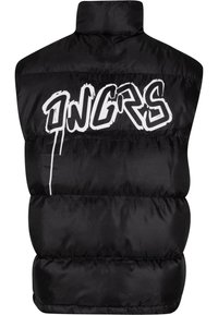 Sort puffer vest med høj krave, prydet med hvid graffiti-agtig tekst "ONGRS" på ryggen, glat nylon stof, kviltet design.