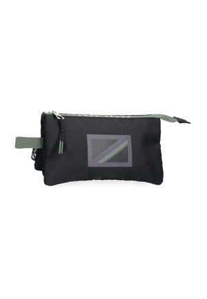 Neceser rectangular negro con cremallera, con pestañas de tela verdes y un logo rectangular gris con una franja diagonal verde.
