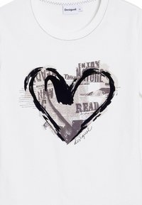 Weißes T-Shirt mit einem schwarzen Herz-Design. Das Herz weist geschichteten Text und Pinselstrich-Designs auf. Etikett: Desigual, Größe M.