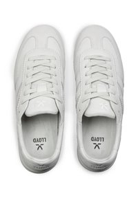 Białe skórzane trampki o gładkiej fakturze, okrągłym czubku i płaskich sznurowadłach. Posiadają oznakowanie na wkładce oraz detale przeszyć na bocznej części cholewki.