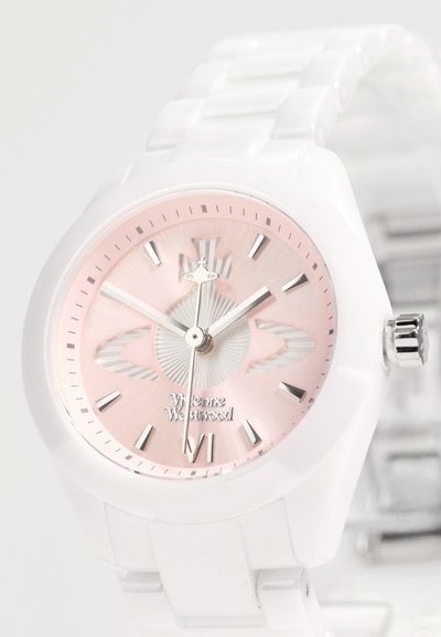 Montre-bracelet blanche avec cadran rose, index argentés, trois aiguilles et logo Vivienne Westwood sur le cadran.