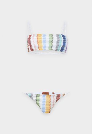 Tweedelige bikini met horizontale, meerkleurige zigzagstrepen in tinten van rood, geel, blauw, groen en paars op witte stof.