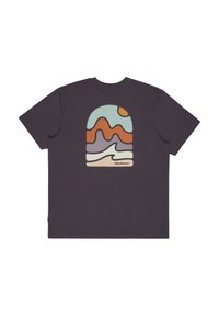 Μωβ βαμβακερό t-shirt με πολύχρωμο γραφικό βουνό και ήλιο σε παστέλ αποχρώσεις στην πλάτη. Κοντά μανίκια, σχέδιο με στρογγυλή λαιμόκοψη.