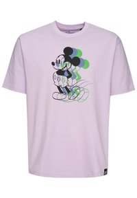 Světle fialové bavlněné tričko se zábavným grafikou Mickey Mouse v hravé pozici, s černým a zeleným obrysem a jasnými tvary balónků.