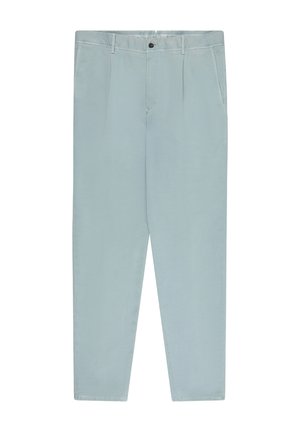 Pantalon décontracté bleu clair avec fermeture à boutons et zip, passants pour ceinture et poches latérales, présenté à plat sur un fond blanc.