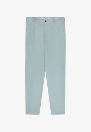 Pantaloni casual azzurri chiaro con chiusura a bottone e cerniera, passanti per cintura e tasche laterali, posati distesi su uno sfondo bianco.