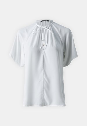 Blouse blanche à manches courtes en tissu lisse, dotée d'un col haut avec cordon de serrage et de détails de boutons sur le devant.