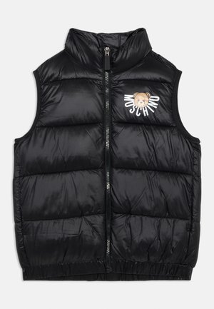 Čierna puffer vesta s vysokým golierom, zipsom a elastickým lemom. Na prednej strane je grafika medveďa a text "MOSCHINO". Hladký, lesklý povrch.