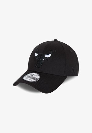 Schwarze verstellbare Baseballmütze mit einem gestickten Bullenkopf-Logo auf der Vorderseite, einem gebogenen Schirm und einer strukturierten Stoffoberfläche.