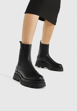 PULL&BEAR, Bottines à plateau - black