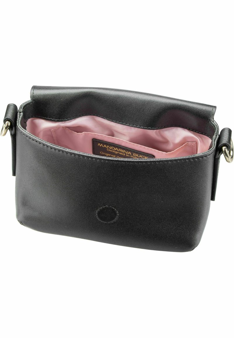Borsetta in pelle nera con interno in raso rosa, dotata di un flap superiore e un piccolo etichetta visibile all'interno. Design compatto con una texture liscia.
