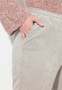 Ulla Popken ELASTIC WAIST - Kalhoty - pebble gray
